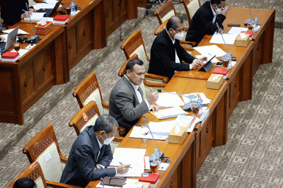 Ketua KPK Firli Bahuri memberikan paparan saat rapat kerja dengan Komisi III DPR di Kompleks Parlemen, Senayan, Jakarta, Rabu (30/3/2022).