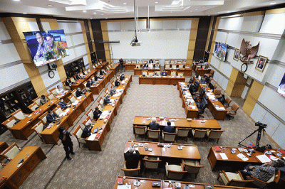 Ketua KPK Firli Bahuri memberikan paparan saat rapat kerja dengan Komisi III DPR di Kompleks Parlemen, Senayan, Jakarta, Rabu (30/3/2022).