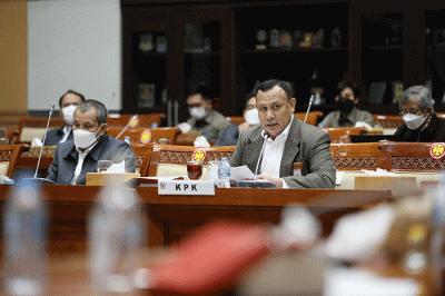 Ketua KPK Firli Bahuri memberikan paparan saat rapat kerja dengan Komisi III DPR di Kompleks Parlemen, Senayan, Jakarta, Rabu (30/3/2022).