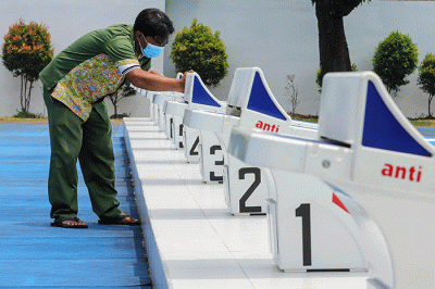 Petugas membersihkan dan merawat area kolam renang di Gelanggang Remaja Jakarta Selatan (GRJS) Bulungan, Kebayoran Baru, Jakarta, Kamis (31/3/2022).
