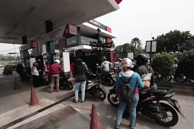 Pengendara mengisi BBM di SPBU kawasan Jatiwarna, Kota Bekasi, Jawa Barat, Kamis (31/3/2022).