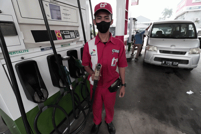 Pengendara mengisi BBM di SPBU kawasan Jatiwarna, Kota Bekasi, Jawa Barat, Kamis (31/3/2022).