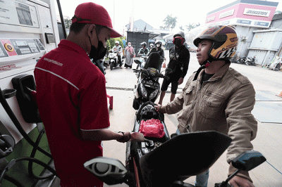 Pengendara mengisi BBM di SPBU kawasan Jatiwarna, Kota Bekasi, Jawa Barat, Kamis (31/3/2022).