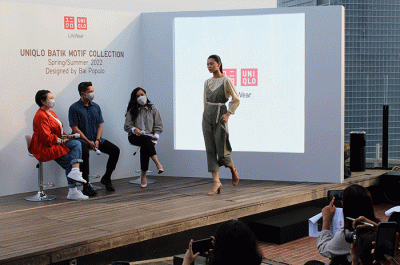 Model memperagakan koleksi terbaru saat peluncuran Uniqlo Batik Motif Collection spring/summer di Jakarta, Rabu (30/3/2022).