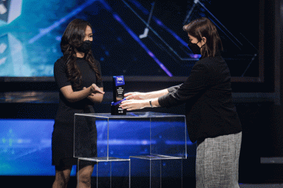 Head of Commercial Business Development PT HM Sampoerna Tbk. Rima Tamago saat menerima penghargaan Digital Innovation Award (DIA) 2022.