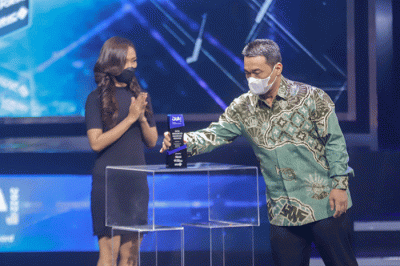 Wakil Gubernur DKI Jakarta Ir. H. Ahmad Riza Patria, M.B.A saat menerima penghargaan Digital Innovation Award (DIA) 2022.