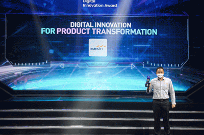 Vice President Bank Mandiri, Budi Prasetyo saat menerima penghargaan Digital Innovation Award (DIA) 2022.