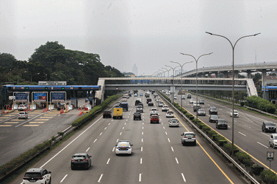 Sejumlah kendaraan melintasi ruas jalan Tol Jagorawi di kawasan Jakarta Timur, Jumat (1/4/2022).