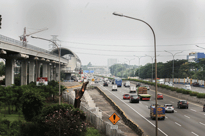 Sejumlah kendaraan melintasi ruas jalan Tol Jagorawi di kawasan Jakarta Timur, Jumat (1/4/2022).