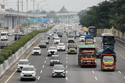 Sejumlah kendaraan melintasi ruas jalan Tol Jagorawi di kawasan Jakarta Timur, Jumat (1/4/2022).
