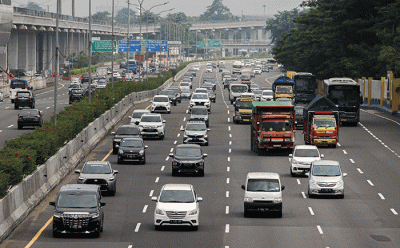 Sejumlah kendaraan melintasi ruas jalan Tol Jagorawi di kawasan Jakarta Timur, Jumat (1/4/2022).