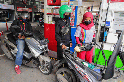 Pengendara mengisi bahan bakar jenis Pertamax di SPBU Coco Kuningan, Jakarta Selatan, Jumat (1/4/2022).