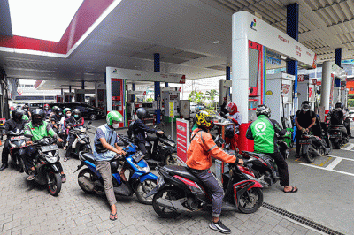 Pengendara mengisi bahan bakar jenis Pertamax di SPBU Coco Kuningan, Jakarta Selatan, Jumat (1/4/2022).