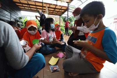 Pendongeng Awam Prakoso atau yang lebih dikenal dengan Kak Awam mendongeng untuk anak-anak di Kampung dongeng indonesia, Kampung Sawah, Ciputat.