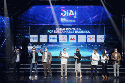 Direktur Kelembagaan dan Perencanaan, Sunar Basuki saat menerima penghargaan Digital Innovation Award (DIA) 2022.