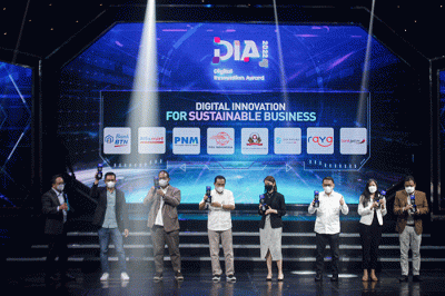 Ketua Satuan Tugas (Satgas) Penyaluran Dana Bantuan Sembako 2022, Hendra Sari saat menerima penghargaan Digital Innovation Award (DIA) 2022.