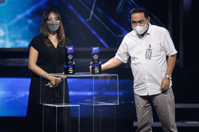 Ketua Satuan Tugas (Satgas) Penyaluran Dana Bantuan Sembako 2022, Hendra Sari saat menerima penghargaan Digital Innovation Award (DIA) 2022.