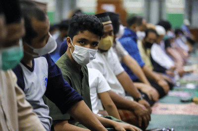Umat Muslim melaksanakan shalat Tarawih berjamaah di Masjid Agung Al-Azhar, Jakarta Selatan, Jumat (1/4/2022).