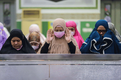 Umat Muslim melaksanakan shalat Tarawih berjamaah di Masjid Agung Al-Azhar, Jakarta Selatan, Jumat (1/4/2022).