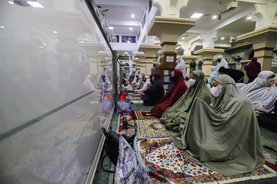 Umat Muslim melaksanakan shalat Tarawih berjamaah di Masjid Agung Al-Azhar, Jakarta Selatan, Jumat (1/4/2022).