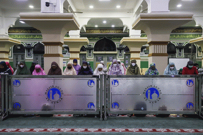 Umat Muslim melaksanakan shalat Tarawih berjamaah di Masjid Agung Al-Azhar, Jakarta Selatan, Jumat (1/4/2022).