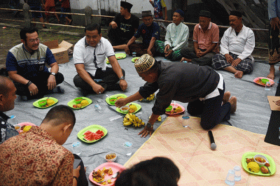 Warga Muslim Kampung Kapitan melaksanakan acara sedekah Kampung Kapitan di depan rumah Kapitan pinggiran Sungai Musi.