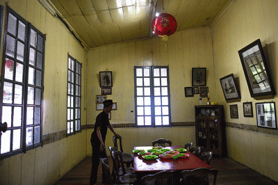 Warga Muslim Kampung Kapitan melaksanakan acara sedekah Kampung Kapitan di depan rumah Kapitan pinggiran Sungai Musi.