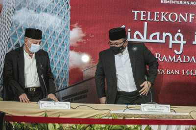 Menteri Agama Yaqut Cholil Qoumas (kiri) didampingi Wakil Menteri Agama Zainud Tauhid memberikan keterangan hasil sidang isbat penetapan 1 Ramadhan 1443 H.