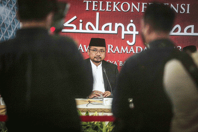 Menteri Agama Yaqut Cholil Qoumas (kiri) didampingi Wakil Menteri Agama Zainud Tauhid memberikan keterangan hasil sidang isbat penetapan 1 Ramadhan 1443 H.