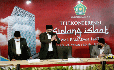 Menteri Agama Yaqut Cholil Qoumas (kiri) didampingi Wakil Menteri Agama Zainud Tauhid memberikan keterangan hasil sidang isbat penetapan 1 Ramadhan 1443 H.