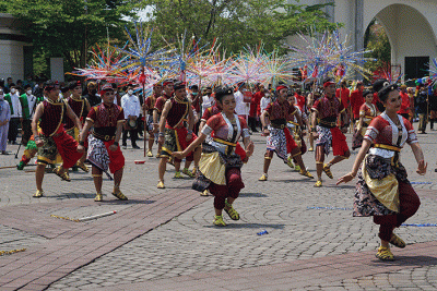 Atraksi tarian Gambang Semarangan menyemarakkan pembukaan tradisi Dugderan di halaman Balai Kota Semarang, Jawa Tengah, Kamis (31/3/2022).
