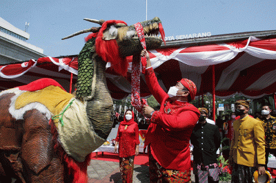 Atraksi tarian Gambang Semarangan menyemarakkan pembukaan tradisi Dugderan di halaman Balai Kota Semarang, Jawa Tengah, Kamis (31/3/2022).