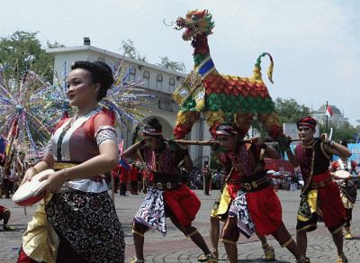 Atraksi tarian Gambang Semarangan menyemarakkan pembukaan tradisi Dugderan di halaman Balai Kota Semarang, Jawa Tengah, Kamis (31/3/2022).