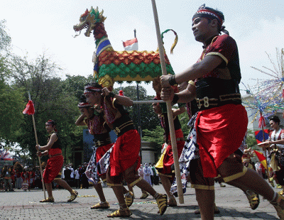 Atraksi tarian Gambang Semarangan menyemarakkan pembukaan tradisi Dugderan di halaman Balai Kota Semarang, Jawa Tengah, Kamis (31/3/2022).