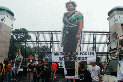Ratusan massa yang tergabung dalam Aliansi Mahasiswa Lingkar Nusantara melakukan aksi di depan gedung DPR/MPR, Jakarta, Kamis (31/3/2022).