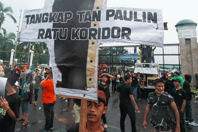 Ratusan massa yang tergabung dalam Aliansi Mahasiswa Lingkar Nusantara melakukan aksi di depan gedung DPR/MPR, Jakarta, Kamis (31/3/2022).