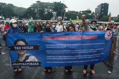 Ratusan massa yang tergabung dalam Aliansi Mahasiswa Lingkar Nusantara melakukan aksi di depan gedung DPR/MPR, Jakarta, Kamis (31/3/2022).