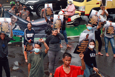 Ratusan massa yang tergabung dalam Aliansi Mahasiswa Lingkar Nusantara melakukan aksi di depan gedung DPR/MPR, Jakarta, Kamis (31/3/2022).