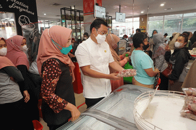 Kepala Badan Pangan Nasional (BPN) Arief Prasetyo Adi dan Ketua KADIN DKI Jakarta Diana Dewi melakukan sidak ke Toko Daging Nusantara.