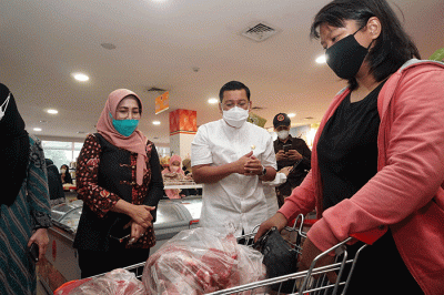 Kepala Badan Pangan Nasional (BPN) Arief Prasetyo Adi dan Ketua KADIN DKI Jakarta Diana Dewi melakukan sidak ke Toko Daging Nusantara.