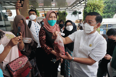 Kepala Badan Pangan Nasional (BPN) Arief Prasetyo Adi dan Ketua KADIN DKI Jakarta Diana Dewi melakukan sidak ke Toko Daging Nusantara.