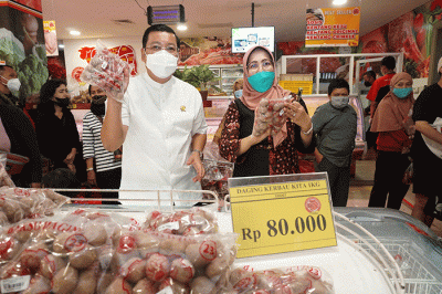 Kepala Badan Pangan Nasional (BPN) Arief Prasetyo Adi dan Ketua KADIN DKI Jakarta Diana Dewi melakukan sidak ke Toko Daging Nusantara.