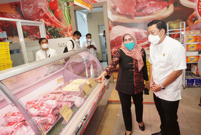 Kepala Badan Pangan Nasional (BPN) Arief Prasetyo Adi dan Ketua KADIN DKI Jakarta Diana Dewi melakukan sidak ke Toko Daging Nusantara.