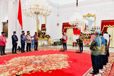 Presiden Joko Widodo menyambut kunjungan kerja Perdana Menteri (PM) Malaysia Ismail Sabri bin Yaakob di Istana Merdeka, Jakarta, Jumat (1/4/2022).