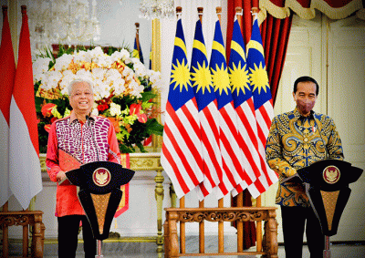 Presiden Joko Widodo menyambut kunjungan kerja Perdana Menteri (PM) Malaysia Ismail Sabri bin Yaakob di Istana Merdeka, Jakarta, Jumat (1/4/2022).