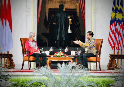 Presiden Joko Widodo menyambut kunjungan kerja Perdana Menteri (PM) Malaysia Ismail Sabri bin Yaakob di Istana Merdeka, Jakarta, Jumat (1/4/2022).