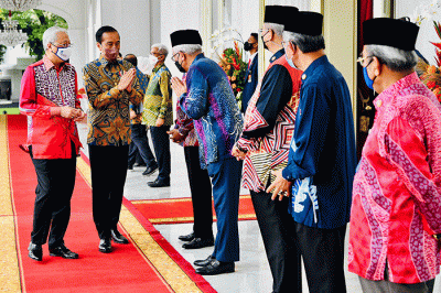 Presiden Joko Widodo menyambut kunjungan kerja Perdana Menteri (PM) Malaysia Ismail Sabri bin Yaakob di Istana Merdeka, Jakarta, Jumat (1/4/2022).