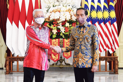 Presiden Joko Widodo menyambut kunjungan kerja Perdana Menteri (PM) Malaysia Ismail Sabri bin Yaakob di Istana Merdeka, Jakarta, Jumat (1/4/2022).