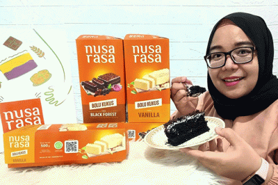 Pelanggan menunjukkan salah satu varian rasa Bolu Kukus Nusa Rasa ketika mencicipi inovasi kuliner teranyar dari Agrinesia Raya, Sabtu (2/4/2022).