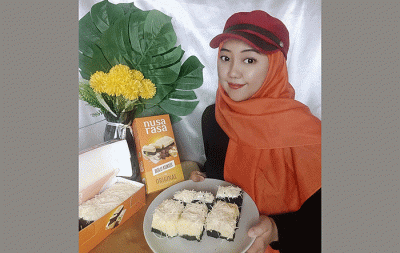 Pelanggan menunjukkan salah satu varian rasa Bolu Kukus Nusa Rasa ketika mencicipi inovasi kuliner teranyar dari Agrinesia Raya, Sabtu (2/4/2022).